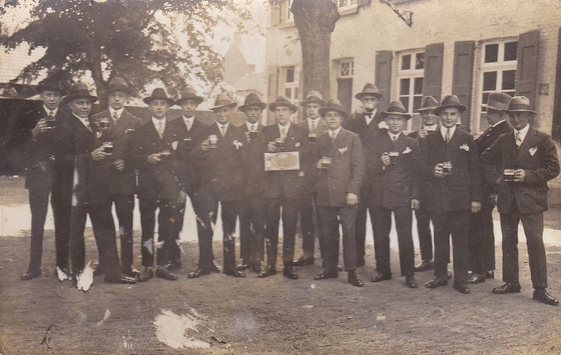 Gruppenbild in Zivil 1923